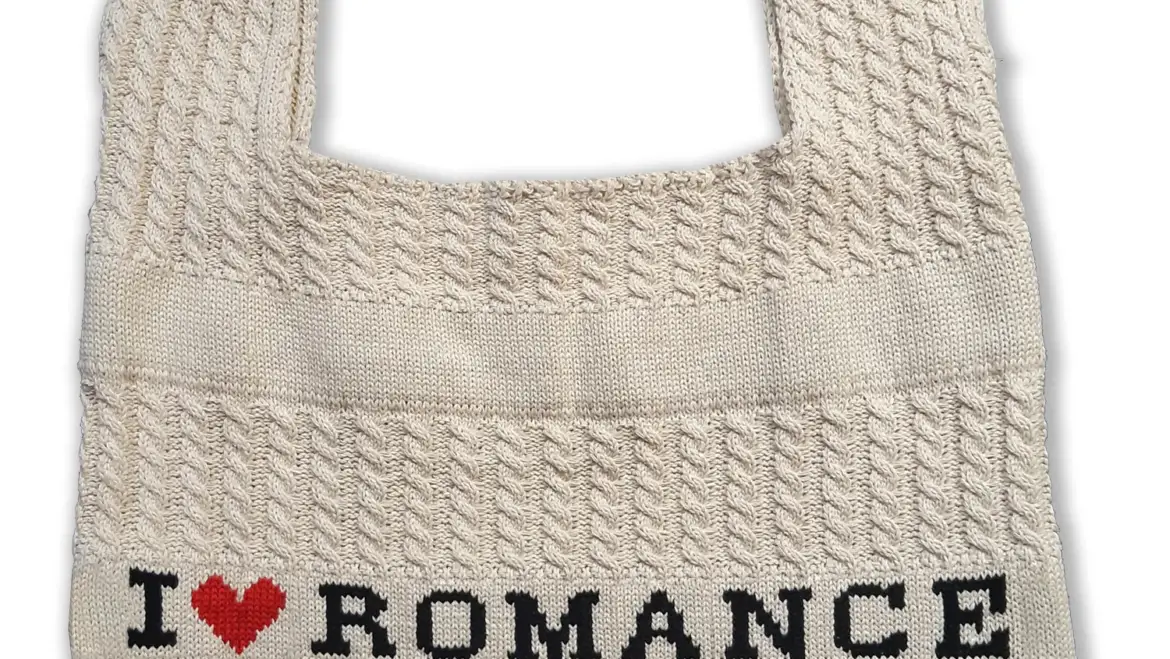 Acquista due libri Giunti della selezione romance e riceverai in omaggio la borsa in maglia “I LOVE ROMANCE”