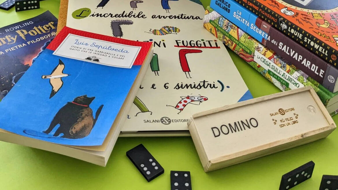 Acquistando due libri per ragazzi Salani in regalo il domino in legno